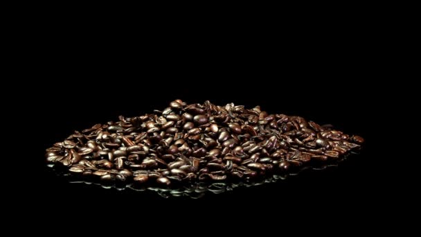Вращающиеся кофейные зерна — стоковое видео