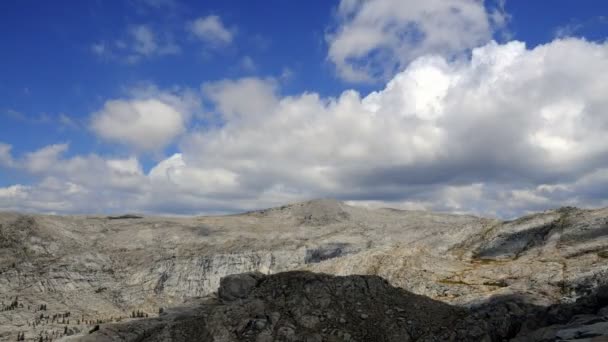 Nubes se mueven sobre montañas — Vídeos de Stock