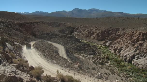 Un camion su una strada sterrata tortuosa — Video Stock