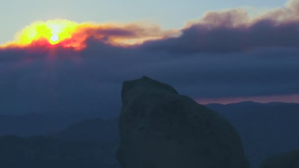 Uma cordilheira e nuvens distantes — Vídeo de Stock