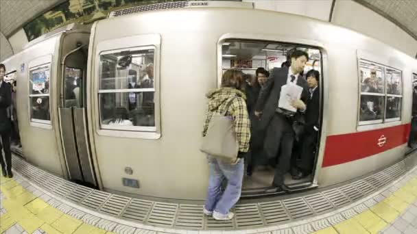 Los pasajeros entran y salen de los vagones del metro en Osaka — Vídeo de stock