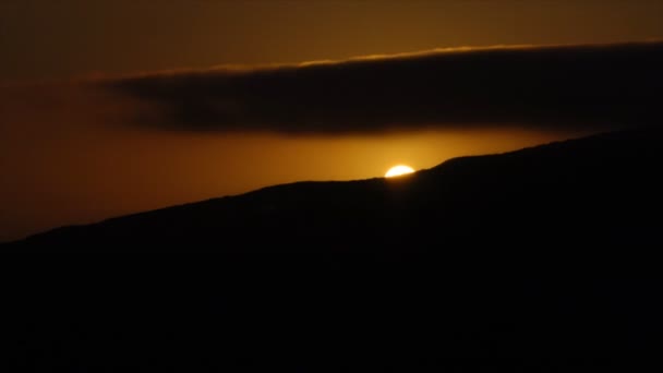 Sonne verschwindet hinter Berggipfel — Stockvideo