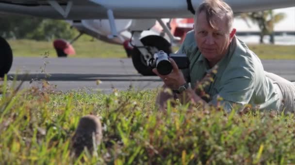 Фотограф фотографирует сову — стоковое видео