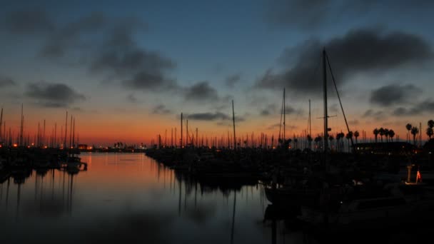 Port pendant le coucher du soleil — Video