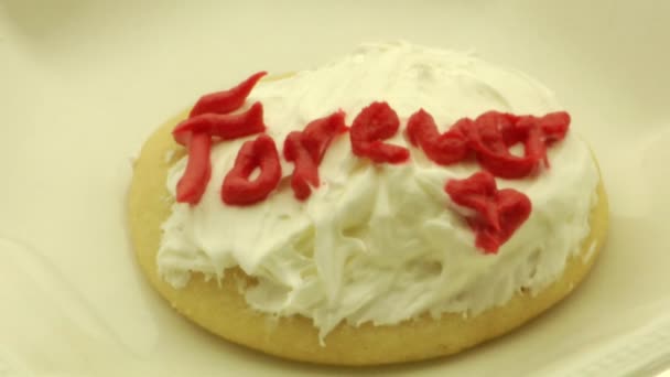 La mano de una mujer recoge una galleta con las palabras "para siempre" " — Vídeo de stock