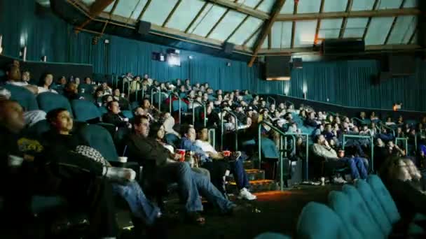 Un público ve una película — Vídeo de stock