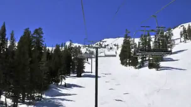 Paardrijden op een ski-liften — Stockvideo