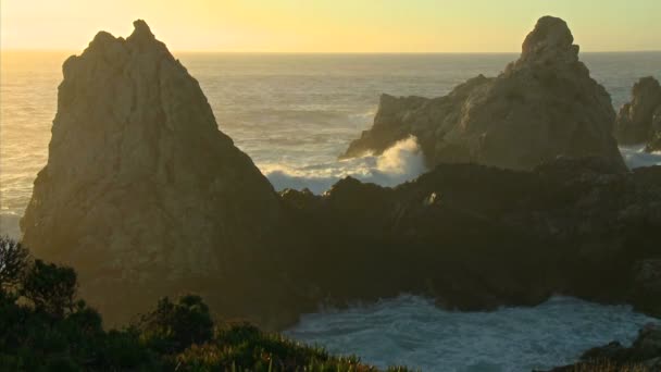 Surf rolls into the Big Sur Coastline — Stock Video