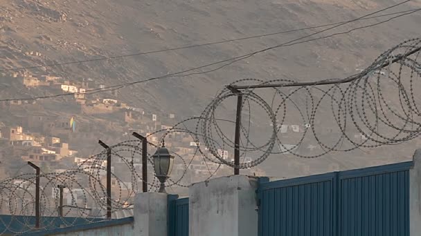 Alambre de afeitar y cometas volando contra una ladera — Vídeos de Stock