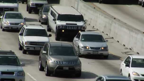 Traffico si muove lungo l'autostrada — Video Stock