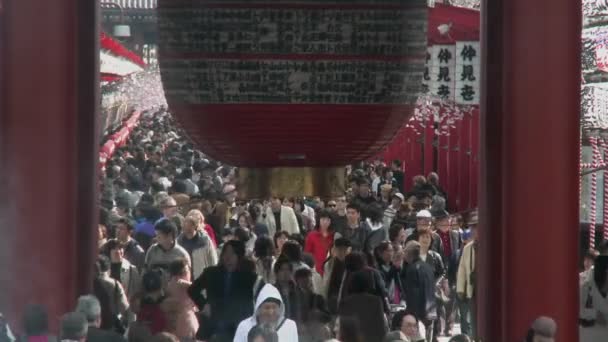 Senso-ji Tapınağı ziyaret edenler girin — Stok video
