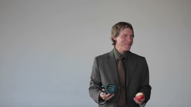Člověk dělá žonglování čin — Stock video