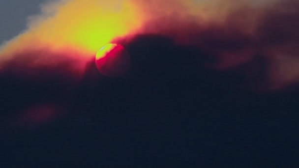 Дым проходит над солнцем . — стоковое видео