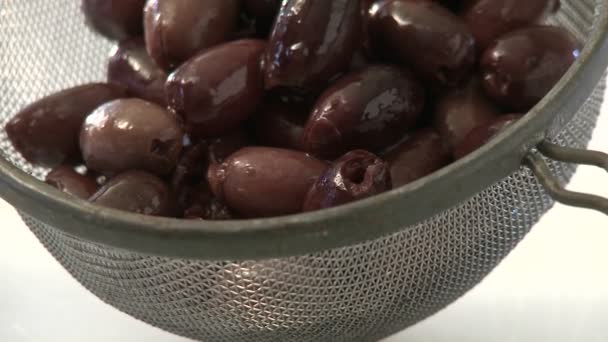 View of olives in a strainer — Stock Video