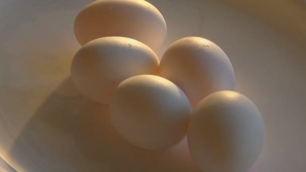 Een langzame zoom in gouden eieren — Stockvideo