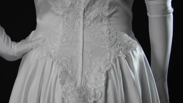 Una sposa incrocia le dita dietro la schiena — Video Stock