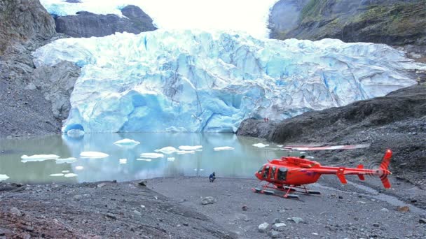 Helikopter lyfter från ett helihiking äventyr till Monte Melimoyu glaciär i södra Chile. — Stockvideo