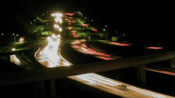 Carros dirigem em uma rodovia — Vídeo de Stock