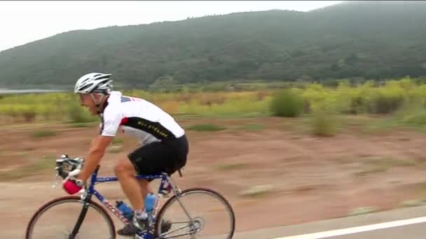 Radfahrer rast auf Autobahn — Stockvideo