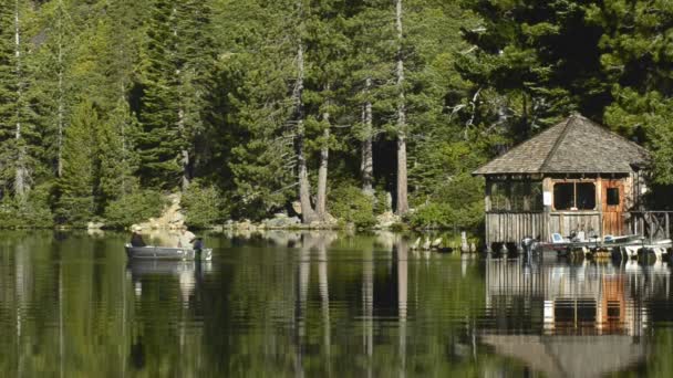 En fiskebåt i Tahoe National Forest, California – stockvideo