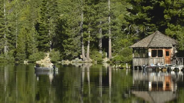 Een vissersboot verlaten in Tahoe National Forest, Californië — Stockvideo