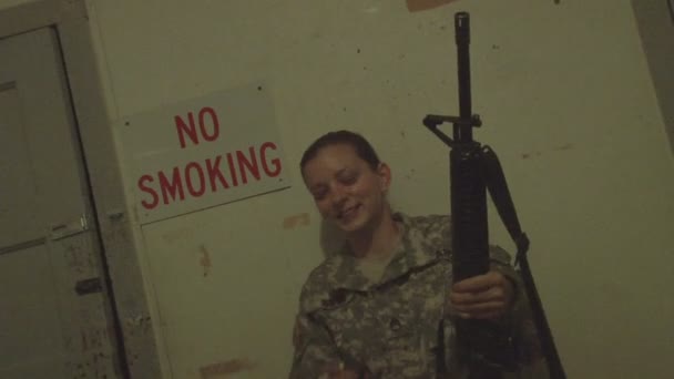 Een soldaat licht een sigaret — Stockvideo