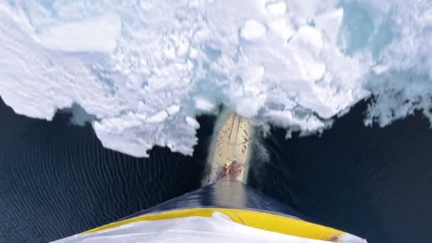 Корабль, дрейфующий во льдах — стоковое видео
