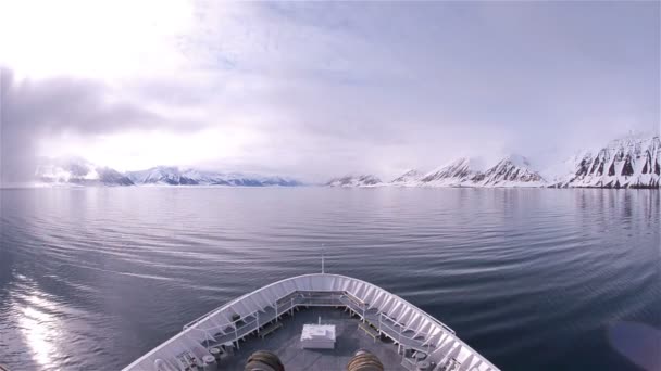 Fartyget plöjer genom havsisen — Stockvideo