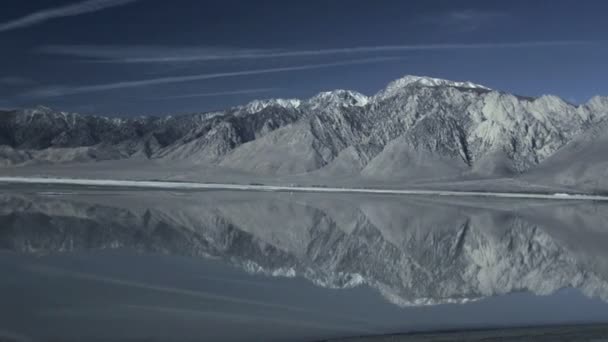 Озеро отражает горы — стоковое видео