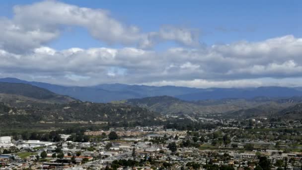 Nubes sobre la ciudad y las montañas — Vídeos de Stock