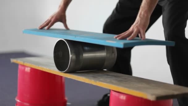 A man balances on a board — Stock Video