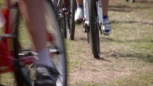 Bisikletçileri yarış bir kaba sahası arazi üzerinde onlarca. — Stok video
