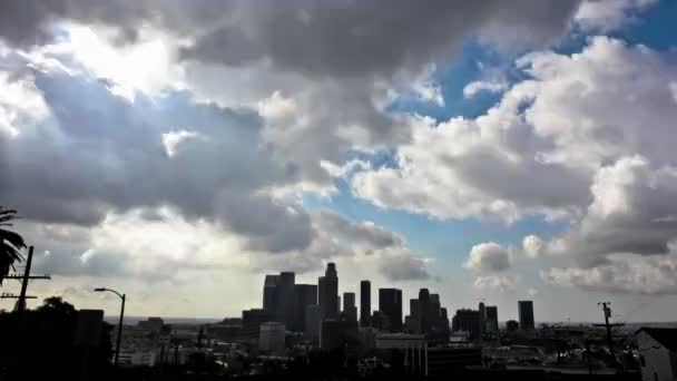 Wolken passeren dramatisch — Stockvideo