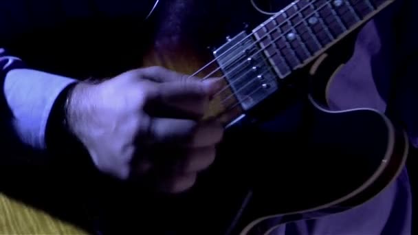Чоловік грає на гітарі — стокове відео