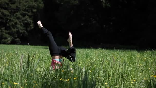 Una mujer haciendo yoga — Vídeos de Stock