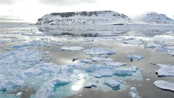 Солнце, отражающее арктический пейзаж — стоковое видео