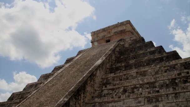 Molnen flyttar över Kukulkan Pyramid — Stockvideo