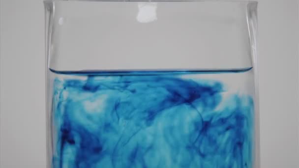 Blauer Farbstoff diffundiert durch Wasser — Stockvideo