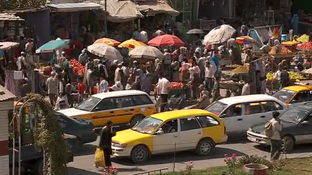 Taxis y tráfico de vehículos cerca de un concurrido mercado de frutas — Vídeos de Stock