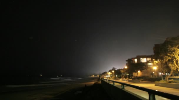 Fajerwerki wybuchają przy plaży — Wideo stockowe