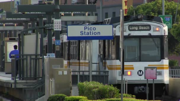 Fermata della metropolitana in una stazione — Video Stock