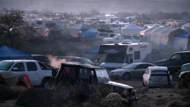 Rook stijgt op van branden op een camping. — Stockvideo