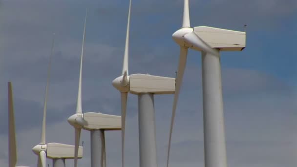 Turbinas eólicas geram eletricidade — Vídeo de Stock