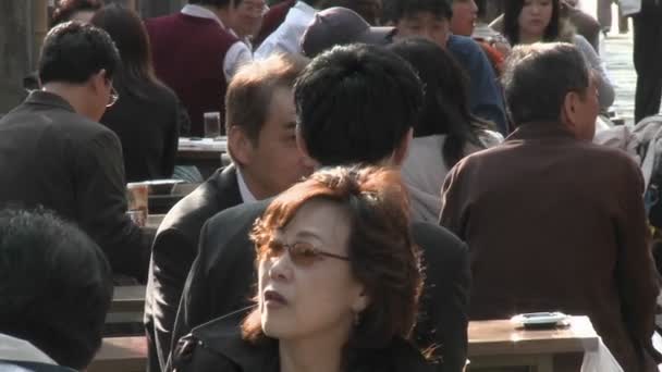 Puesto de comida atestado en el Parque Ueno — Vídeos de Stock