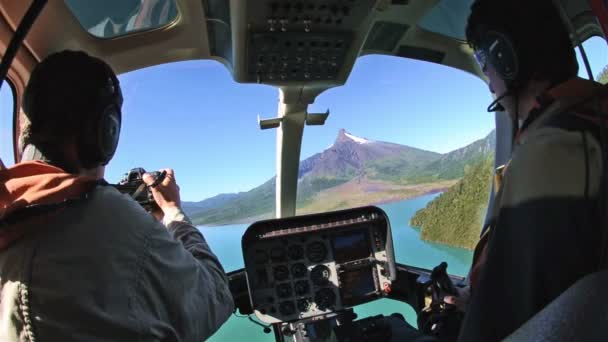 Fotograf och pilot i en helikopter — Stockvideo