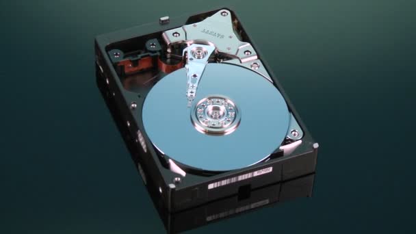 Pevný disk bez krytu se točí pomalu. — Stock video