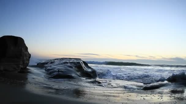 Olas rodando a una playa — Vídeo de stock