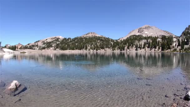 Water van Lake Helen in Vulkanisch Nationaal Park Lassen — Stockvideo