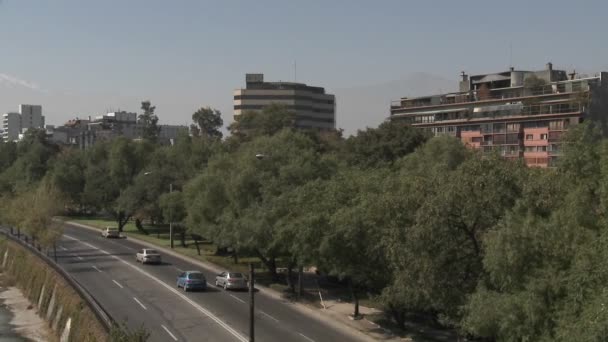 Rio Mapocho boyunca otomobil trafik — Stok video