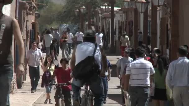 Chodci nastěhovat San Pedro de Atacama — Stock video